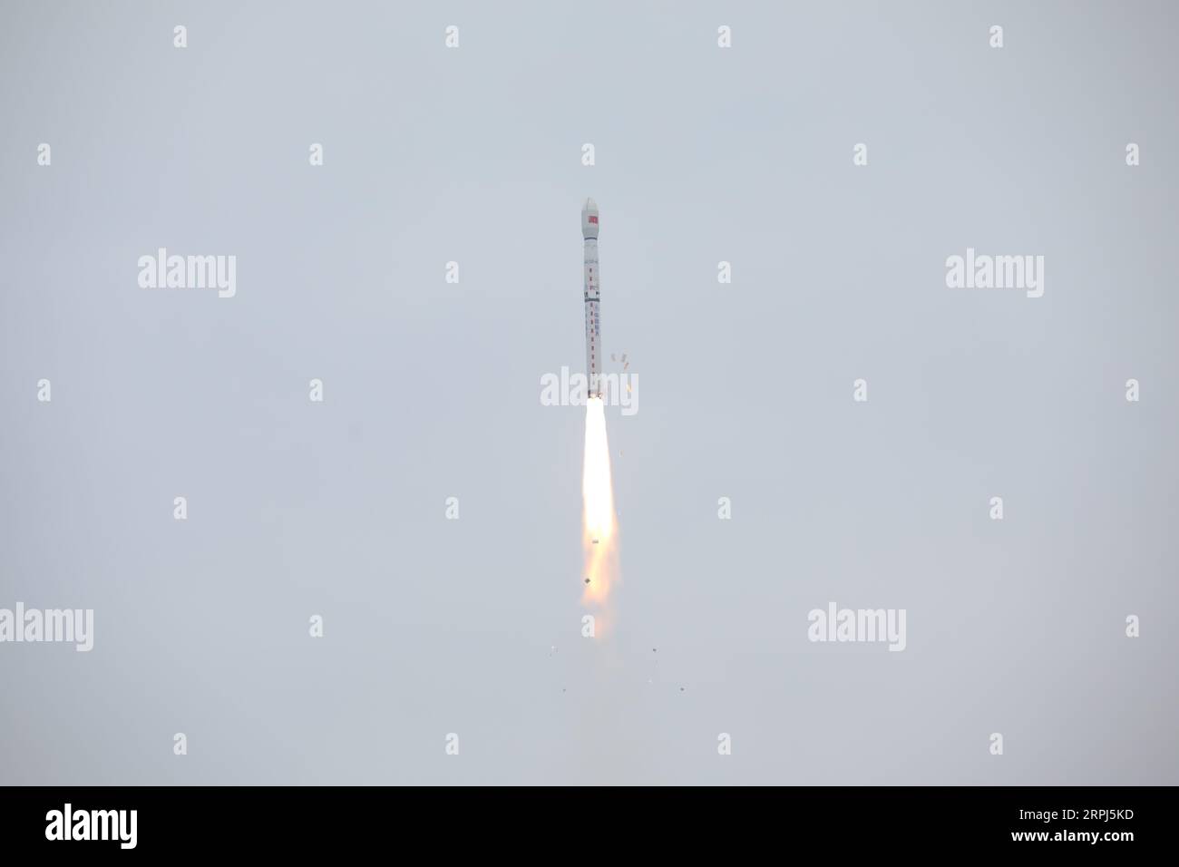 191128 -- TAIYUAN, 28 novembre 2019 Xinhua -- un satellite d'observation de la Terre, Gaofen-12, est lancé à bord d'une fusée long March-4C depuis le centre de lancement de satellites de Taiyuan à Taiyuan, capitale de la province du Shanxi du nord de la Chine, le 28 novembre 2019. Photo de Zheng Taotao/Xinhua CHINA-SHANXI-TAIYUAN-OBSERVATION SATELLITE-LAUNCH CN PUBLICATIONxNOTxINxCHN Banque D'Images
