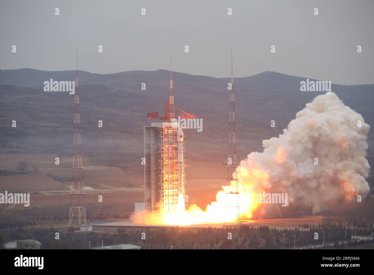 191128 -- TAIYUAN, 28 novembre 2019 Xinhua -- un satellite d'observation de la Terre, Gaofen-12, est lancé à bord d'une fusée long March-4C depuis le centre de lancement de satellites de Taiyuan à Taiyuan, capitale de la province du Shanxi du nord de la Chine, le 28 novembre 2019. Photo de Zheng Taotao/Xinhua CHINA-SHANXI-TAIYUAN-OBSERVATION SATELLITE-LAUNCH CN PUBLICATIONxNOTxINxCHN Banque D'Images