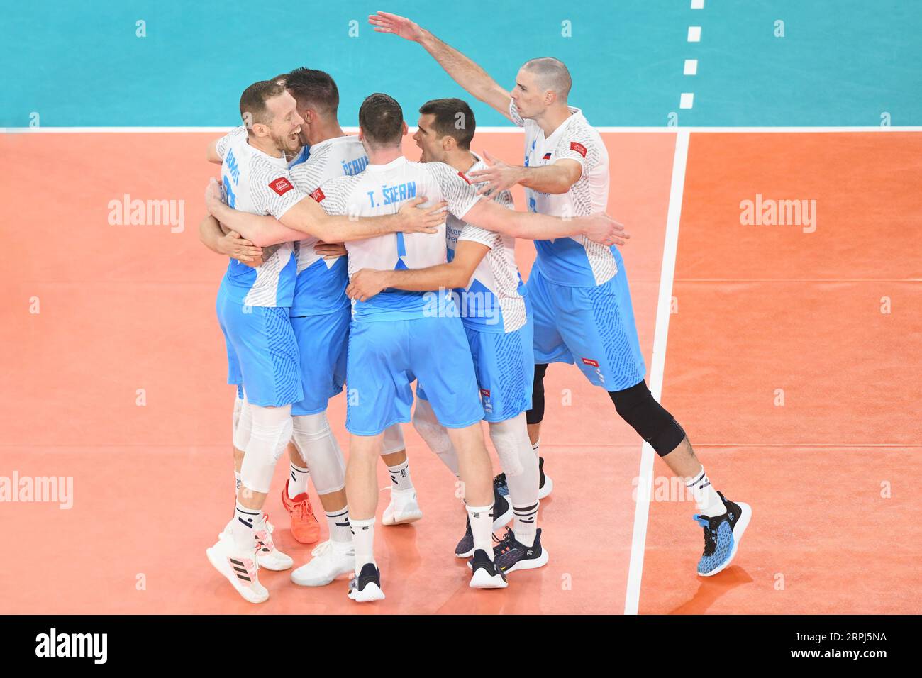 L'équipe nationale slovène de volleyball célèbre la victoire contre la France. Championnat du