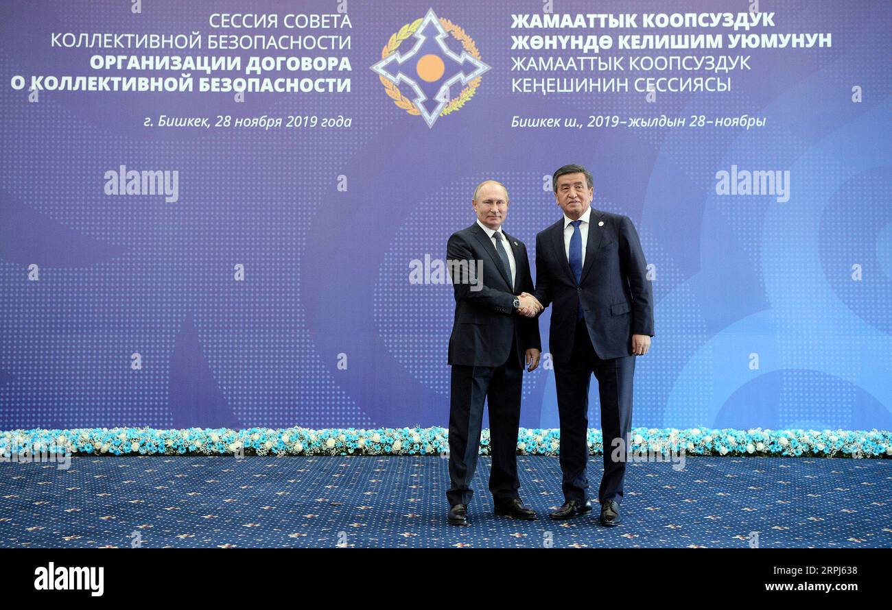 191128 -- BICHKEK, 28 novembre 2019 Xinhua -- le président russe Vladimir Poutine serre la main du président kirghize Sooronbai Jeenbekov devant le lieu d'une réunion du Conseil de sécurité collective à Bichkek, Kirghizistan, le 28 novembre 2019. La Russie travaillera pour aider les pays membres de l’Organisation du Traité de sécurité collective à se faire plus d’amis en promouvant la coopération avec les États intéressés et les organisations internationales, a déclaré jeudi le président russe Vladimir Poutine. Photo de Roman/Xinhua KYRGYZSTAN-BICHKEK-CSTO-MEETING PUBLICATIONxNOTxINxCHN Banque D'Images