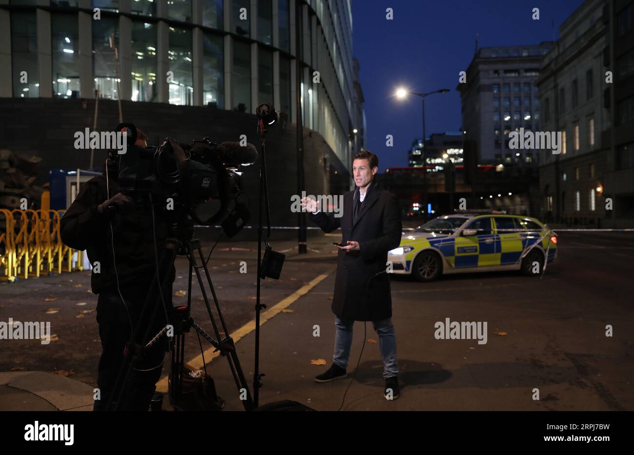 191129 -- LONDRES, le 29 novembre 2019 Xinhua -- des équipes médiatiques travaillent sur les lieux près du London Bridge à la suite d'une attaque à Londres, en Grande-Bretagne, le 29 novembre 2019. Un homme de métier a été abattu par des policiers à London Bridge vendredi. Un certain nombre de personnes ont été poignardées par l'homme et l'attaque a été traitée comme un incident terroriste, a déclaré la police. London Bridge a été fermé. La police a également déclaré que le suspect portait un canular explosif. Photo Isabel Infantes/Xinhua BRITAIN-LONDON-ATTACK PUBLICATIONxNOTxINxCHN Banque D'Images