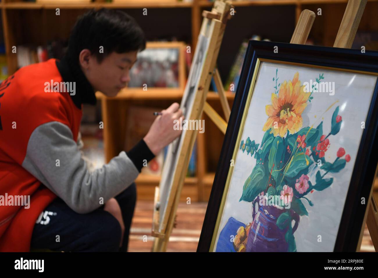 191130 -- HEFEI, 30 novembre 2019 -- Junjun, orphelin atteint du VIH/SIDA, peint dans un centre de peinture de Fuyang City, province de l'Anhui dans l'est de la Chine, le 25 novembre 2019. Il est difficile de relier Junjun, âgé de 18 ans, à un orphelin affecté par le VIH/SIDA. Étudiant dans un lycée à Fuyang, le garçon malheureux mais confiant ressemble à ses pairs. Né en 2001 d'un bébé infecté par le VIH en raison de la transmission mère-enfant, Junjun est devenu orphelin en 2004 après que ses parents sont morts du VIH/sida. Adopté par Fuyang AIDS Orphan Salvation Association, Junjun a pu recevoir la même éducation que les enfants ordinaires et en profiter Banque D'Images