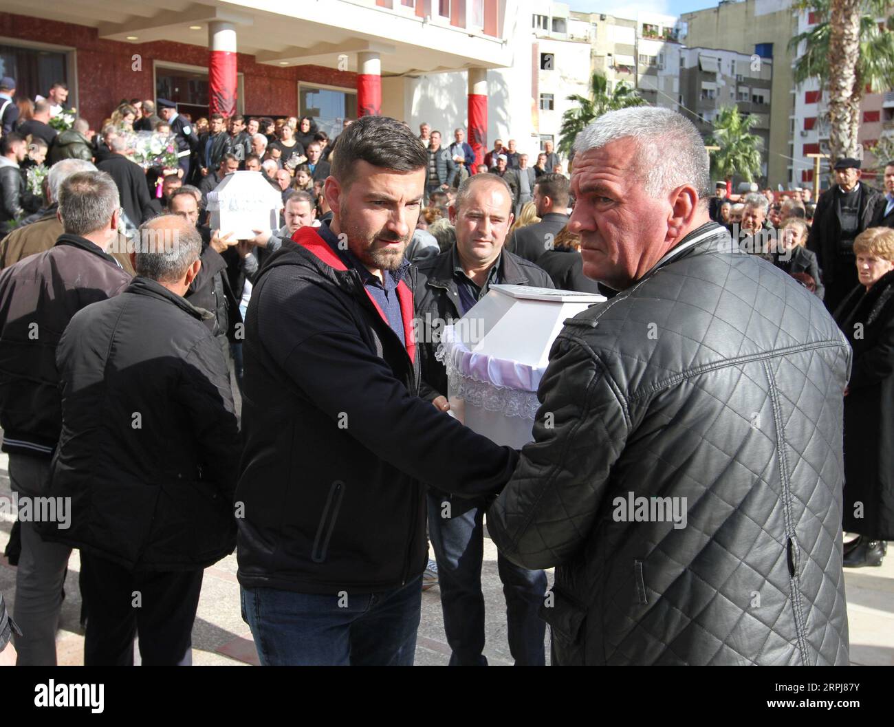 191130 -- TIRANA, le 30 novembre 2019 -- des personnes assistent aux funérailles de huit membres de la famille Lala morts dans le tremblement de terre à Durres, en Albanie, le 30 novembre 2019. Les opérations de recherche et de sauvetage pour plus de survivants après un violent tremblement de terre qui a frappé l'Albanie tôt mardi matin ont pris fin, a déclaré samedi le Premier ministre EDI Rama, confirmant un bilan de 51 morts. Des funérailles pour les huit membres de la famille Lala tués dans le tremblement de terre ont eu lieu samedi à Durres. Le seul survivant de la famille était un garçon de 17 ans nommé rame Lala. Photo de Arben Celi/Xinhua ALBANIE-TREMBLEMENT DE TERRE-FUNÉRAILLES ZhangxLiyun PUB Banque D'Images