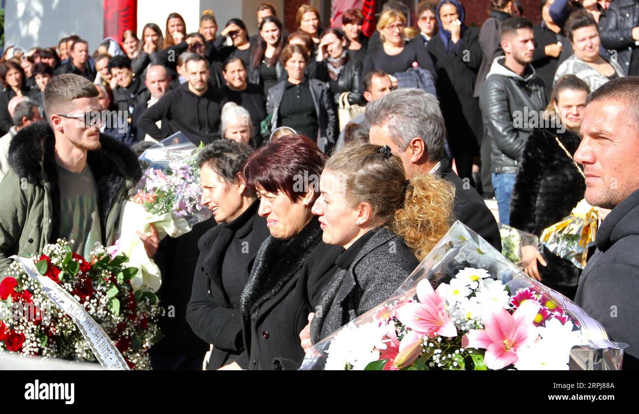 191130 -- TIRANA, le 30 novembre 2019 -- des personnes assistent aux funérailles de huit membres de la famille Lala morts dans le tremblement de terre à Durres, en Albanie, le 30 novembre 2019. Les opérations de recherche et de sauvetage pour plus de survivants après un violent tremblement de terre qui a frappé l'Albanie tôt mardi matin ont pris fin, a déclaré samedi le Premier ministre EDI Rama, confirmant un bilan de 51 morts. Des funérailles pour les huit membres de la famille Lala tués dans le tremblement de terre ont eu lieu samedi à Durres. Le seul survivant de la famille était un garçon de 17 ans nommé rame Lala. Photo de Arben Celi/Xinhua ALBANIE-TREMBLEMENT DE TERRE-FUNÉRAILLES ZhangxLiyun PUB Banque D'Images