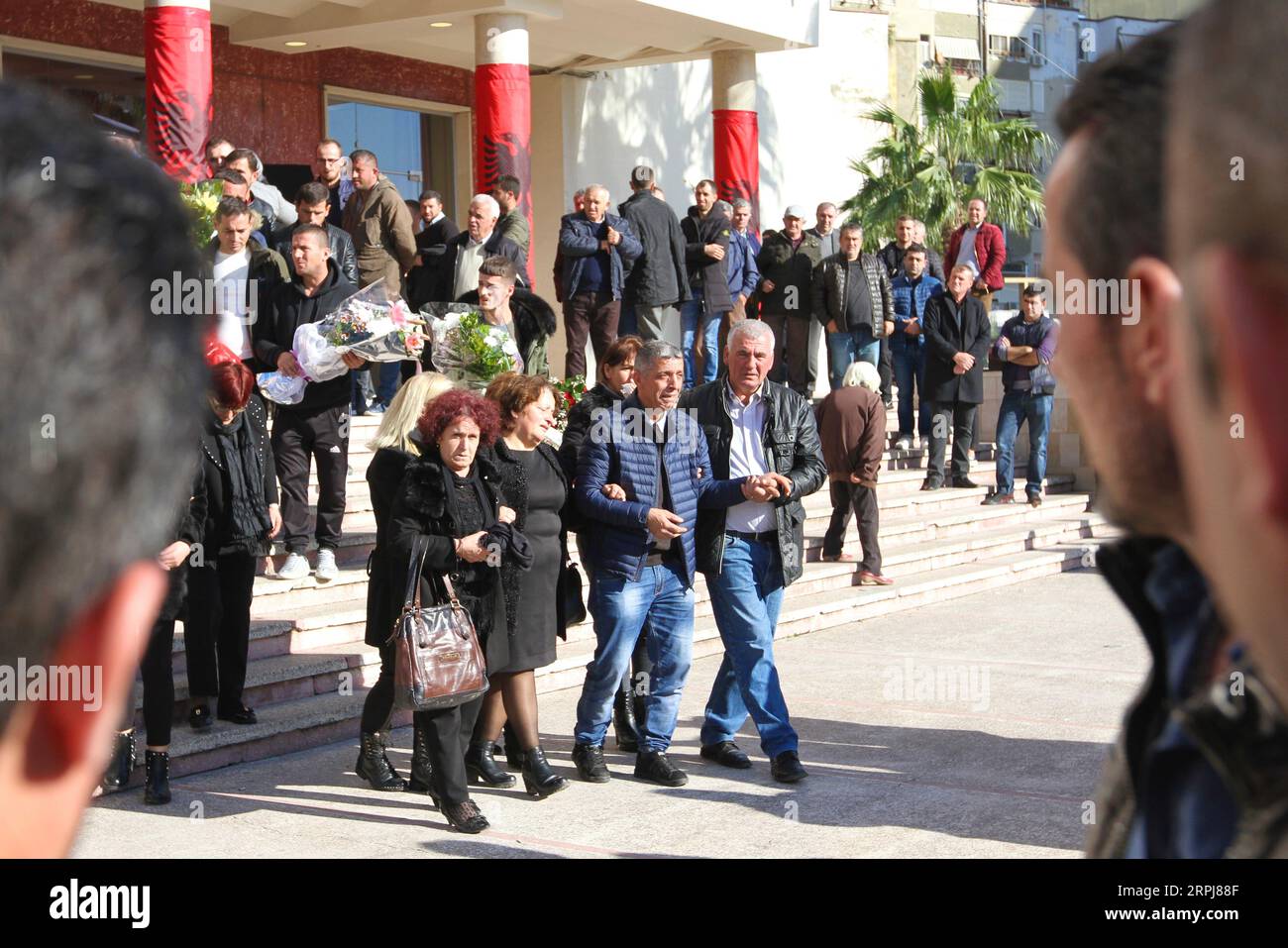 191130 -- TIRANA, le 30 novembre 2019 -- des proches réagissent lors des funérailles de huit membres de la famille Lala morts dans le tremblement de terre à Durres, en Albanie, le 30 novembre 2019. Les opérations de recherche et de sauvetage pour plus de survivants après un violent tremblement de terre qui a frappé l'Albanie tôt mardi matin ont pris fin, a déclaré samedi le Premier ministre EDI Rama, confirmant un bilan de 51 morts. Des funérailles pour les huit membres de la famille Lala tués dans le tremblement de terre ont eu lieu samedi à Durres. Le seul survivant de la famille était un garçon de 17 ans nommé rame Lala. Photo Arben Celi/Xinhua ALBANIE-TREMBLEMENT DE TERRE-FUNÉRAILLES Zhangx Banque D'Images