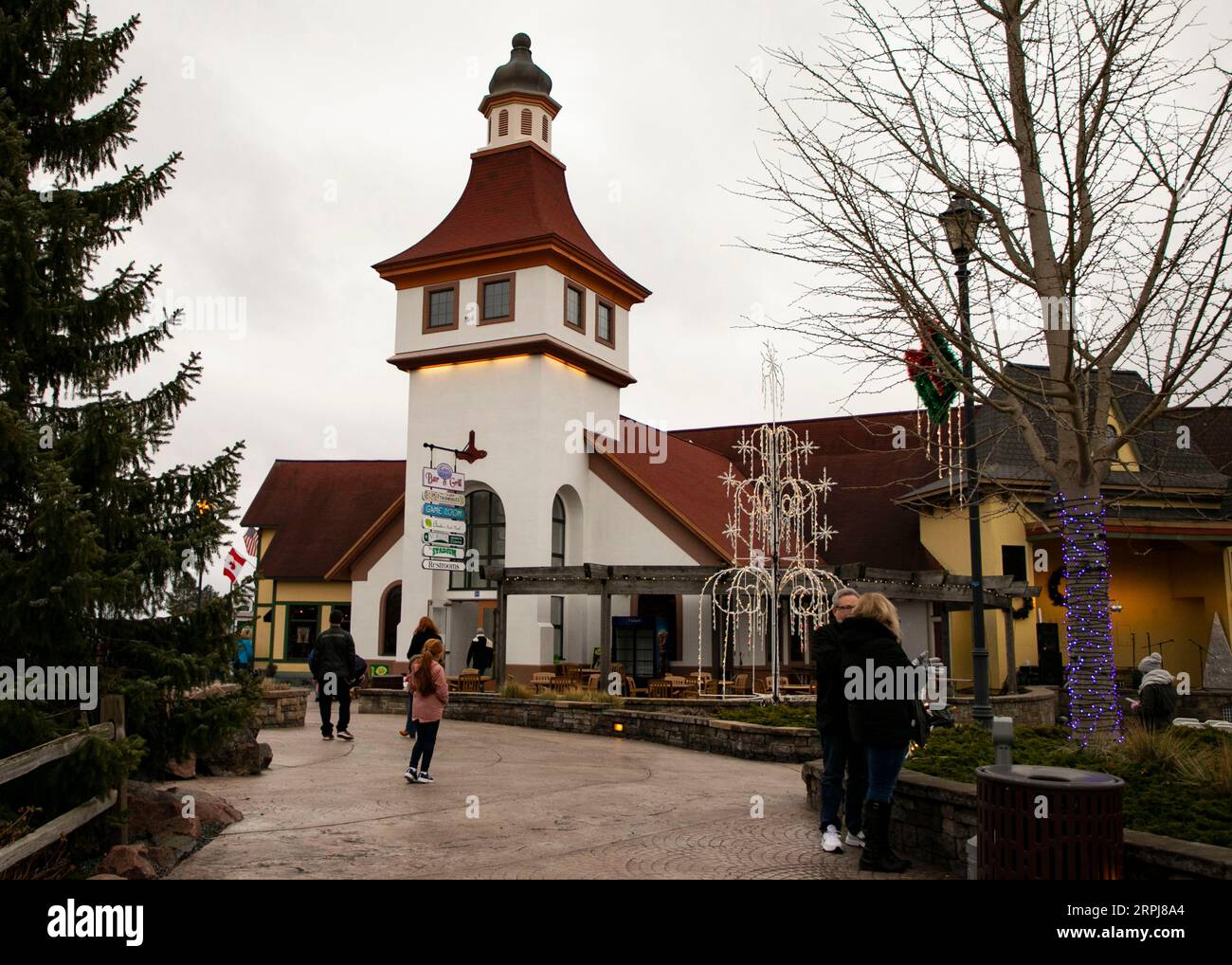 191130 -- FRANKENMUTH États-Unis, 30 novembre 2019 Xinhua -- les gens visitent la ville bavaroise de Frankenmuth dans le Michigan, aux États-Unis, le 29 novembre 2019. Photo de Joel Lerner/Xinhua U.S.-MICHIGAN-FRANKENMUTH-VILLE BAVAROISE-TOURISME PUBLICATIONxNOTxINxCHN Banque D'Images