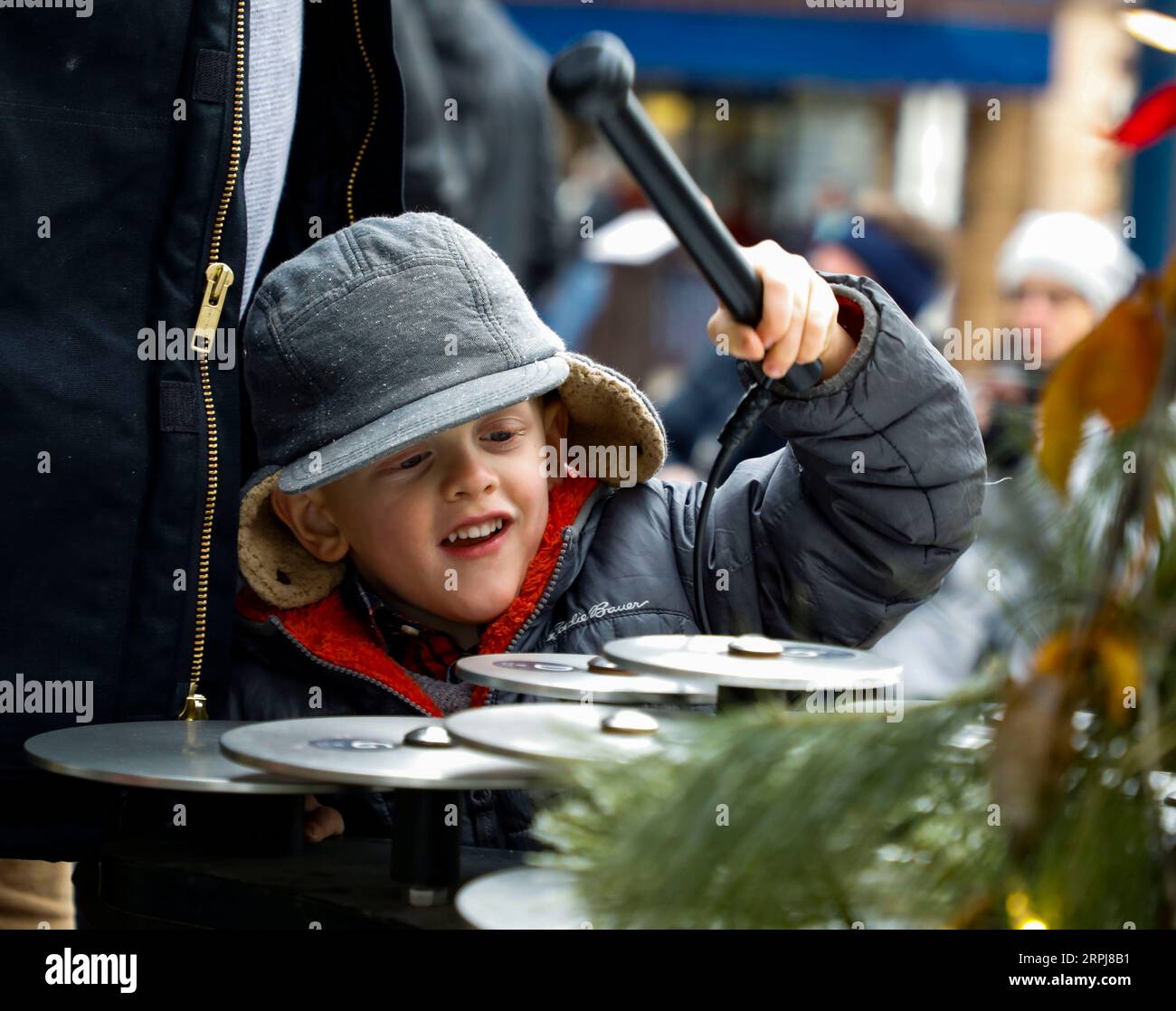 191130 -- FRANKENMUTH États-Unis, 30 novembre 2019 Xinhua -- Un garçon joue une cloche en plein air dans la ville bavaroise de Frankenmuth dans le Michigan, aux États-Unis, le 29 novembre 2019. Photo de Joel Lerner/Xinhua U.S.-MICHIGAN-FRANKENMUTH-VILLE BAVAROISE-TOURISME PUBLICATIONxNOTxINxCHN Banque D'Images