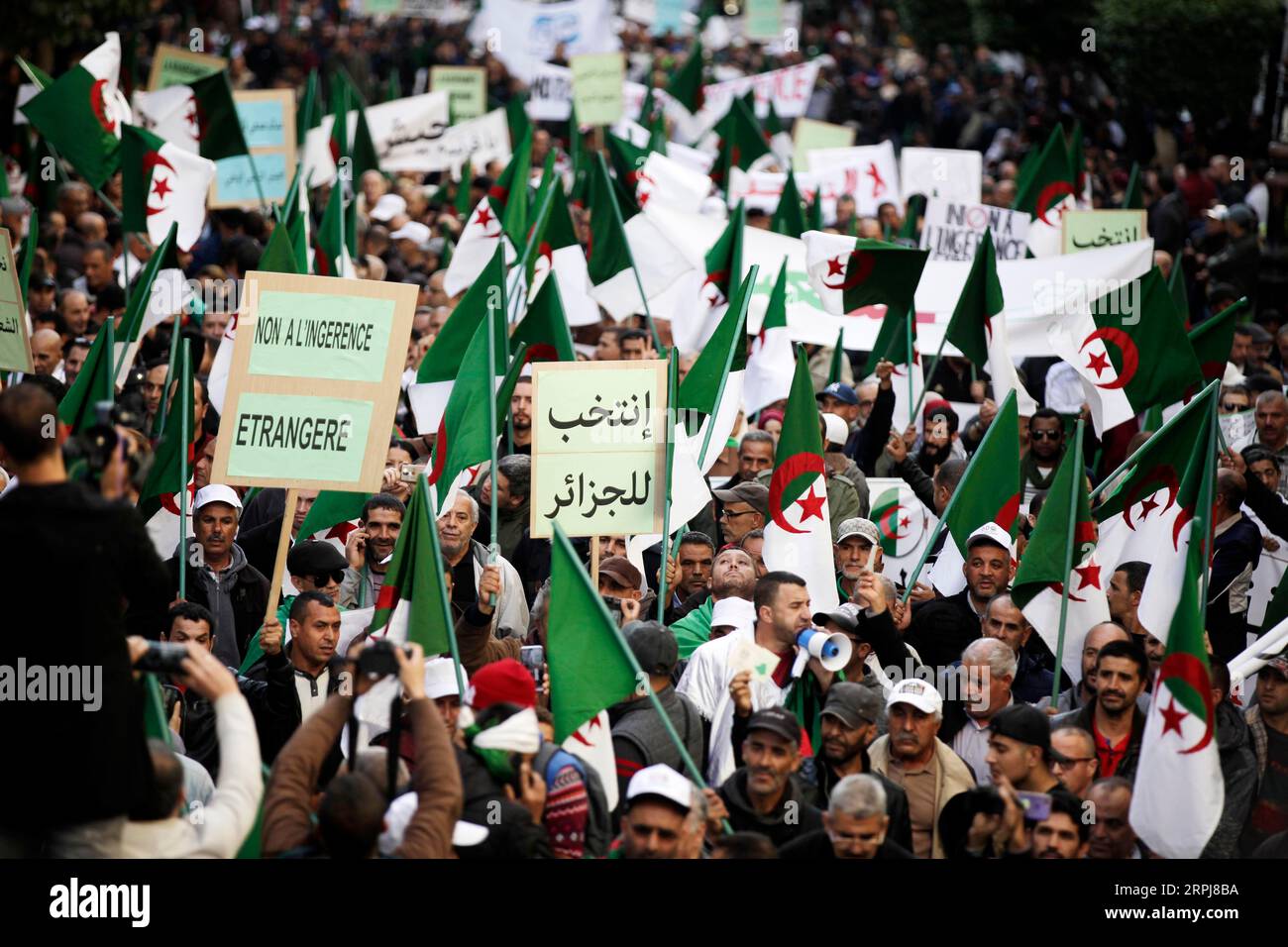 191130 -- ALGER, le 30 novembre 2019 Xinhua -- le peuple marche pour soutenir l'élection présidentielle algérienne et s'opposer à l'ingérence extérieure dans ses affaires intérieures, à Alger, Algérie, le 30 novembre 2019. L’Algérie tiendra l’élection présidentielle le 12 décembre. Xinhua ALGERIA-ALGER-PROTEST-ELECTION PUBLICATIONxNOTxINxCHN Banque D'Images