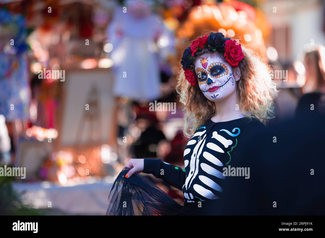 Portrait de femme inconnue portant du maquillage de crâne de sucre aux célébrations de Dia de Los Muertos Banque D'Images