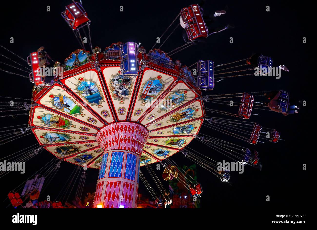 191202 -- LONDRES, le 2 décembre 2019 -- une photo prise le 1 décembre 2019 montre des installations récréatives à Hyde Park Winter Wonderland à Londres, en Grande-Bretagne. Hyde Park Winter Wonderland a ouvert ses portes depuis novembre 21. BRETAGNE-LONDRES-MARCHÉ DE NOËL-HIVER WONDERLAND HANXYAN PUBLICATIONXNOTXINXCHN Banque D'Images