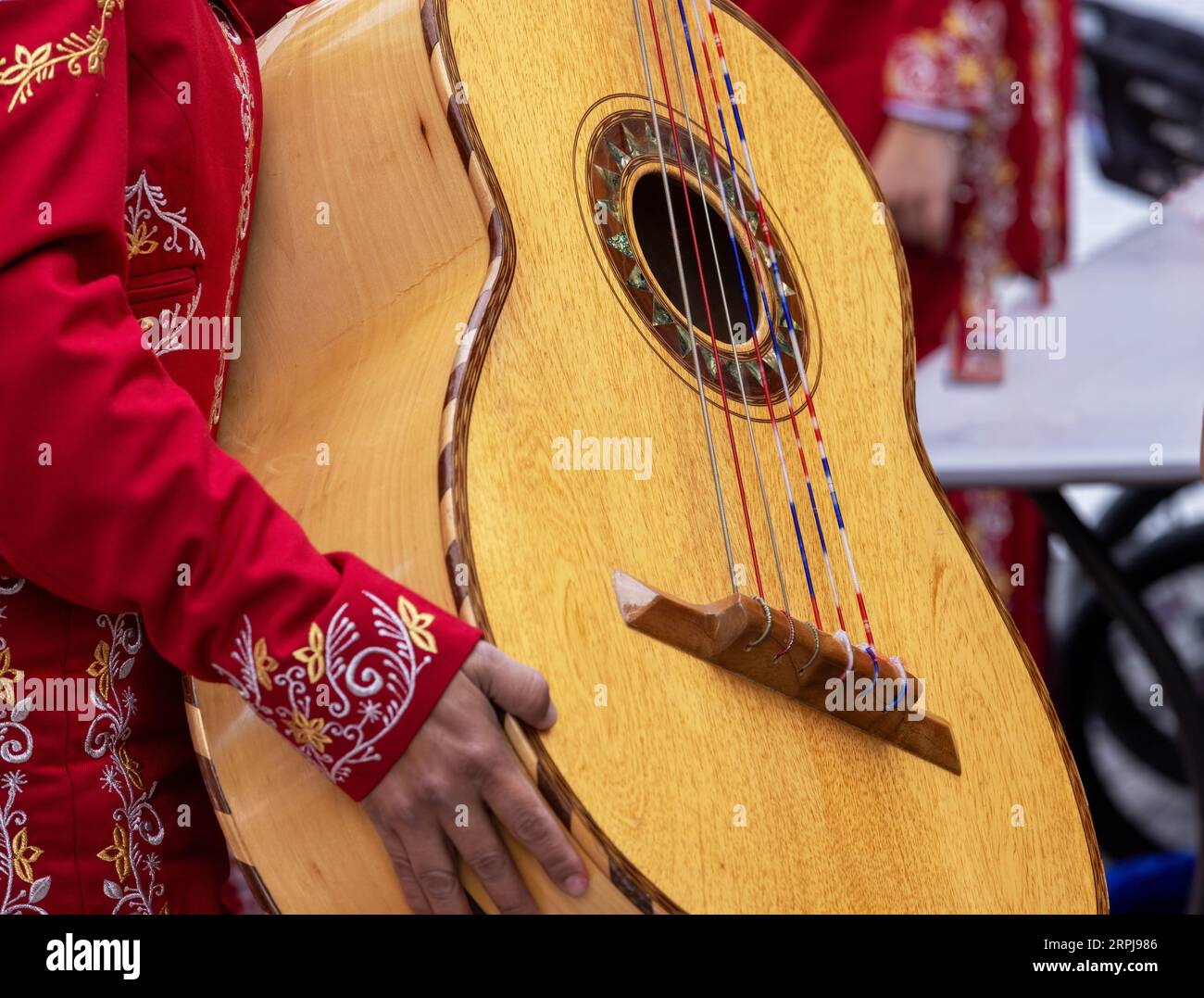 Gros plan d'une femme mariachi méconnaissable portant le costume traditionnel de charra, tenant un mariachi Guitarrón Mexicano (grosse guitare mexicaine) Banque D'Images