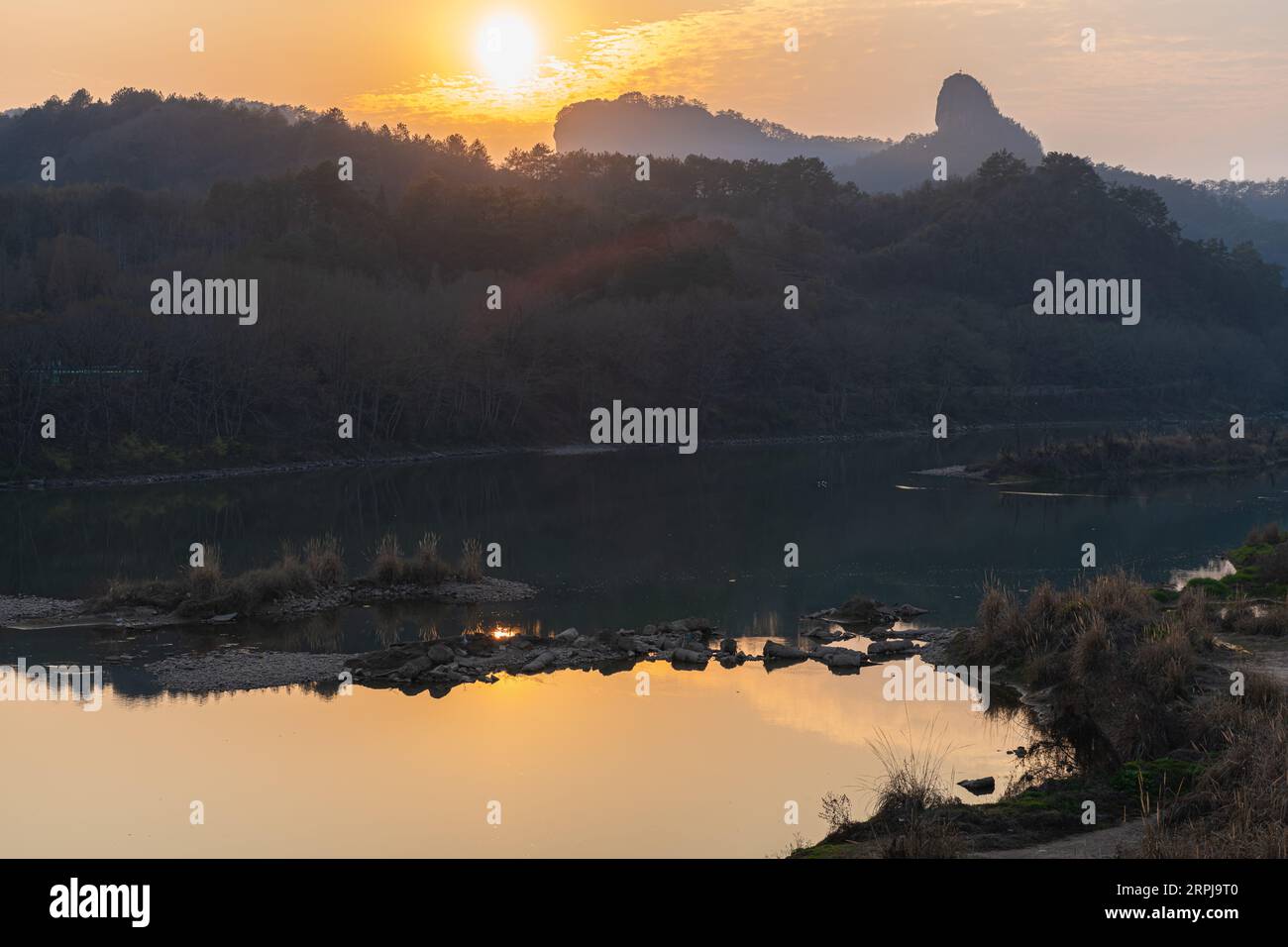 Formations rocheuses bordant la rivière à neuf courbes ou Jiuxi à Wuyishan ou région pittoresque du mont wuyi à Wuyi en Chine dans la province de fujian pendant le coucher du soleil Banque D'Images