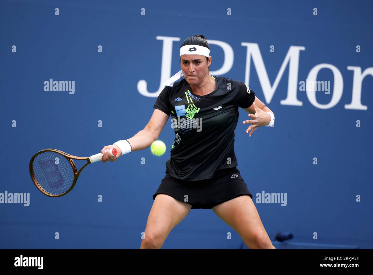 New York, États-Unis. 04 septembre 2023. ONS Jabeur, de Tunisie, retourne un tir à Qinwen Zheng, de Chine, lors de leur match de quatrième ronde à l’US Open. Zheng a contrarié Jabeur dans des sets droits. Photographie par crédit : Adam Stoltman/Alamy Live News Banque D'Images