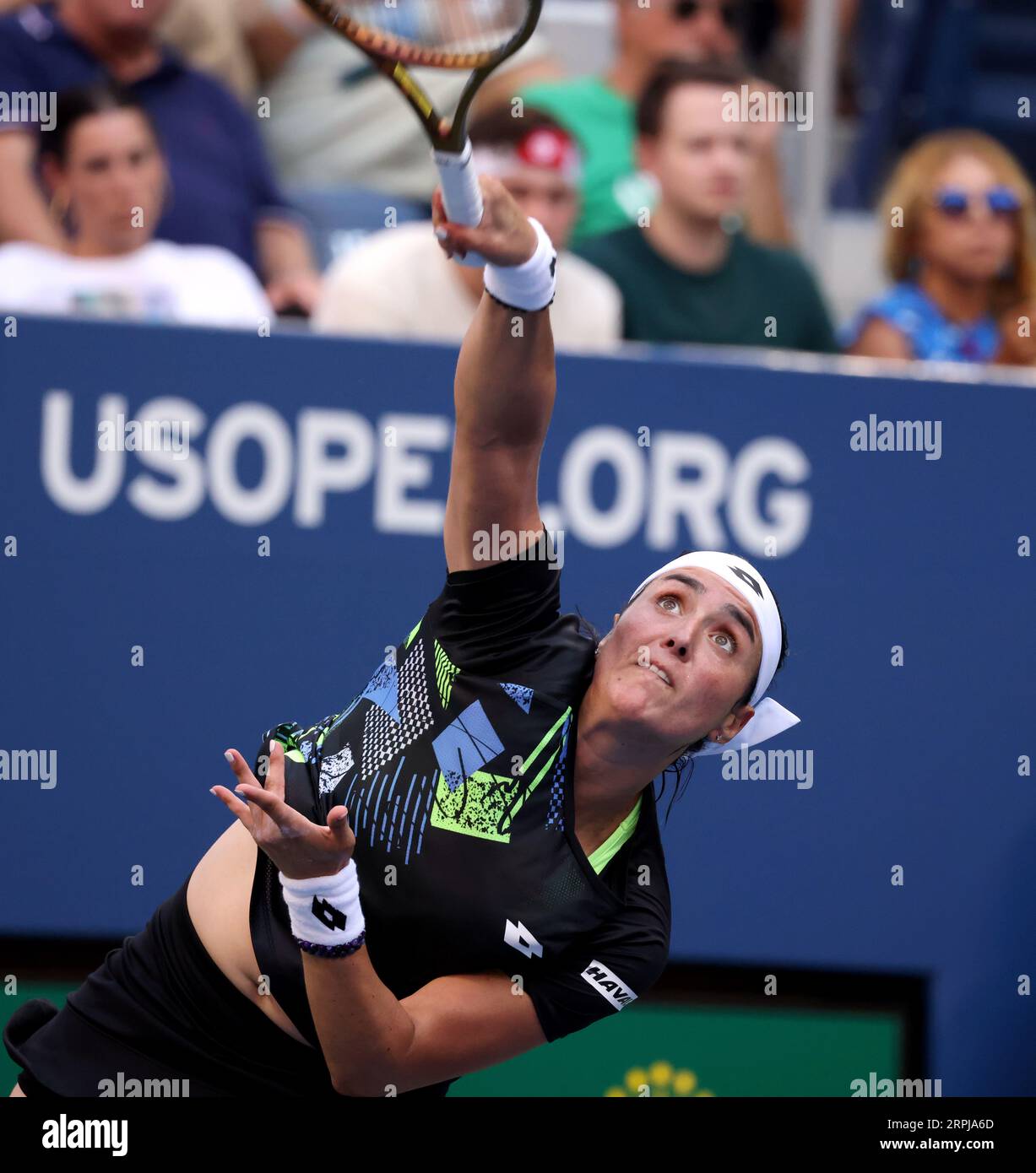 New York, États-Unis. 04 septembre 2023. ONS Jabeur, de Tunisie, sert à Qinwen Zheng, de Chine, lors de leur match de quatrième tour à l’US Open. Zheng a contrarié Jabeur dans des sets droits. Photographie par crédit : Adam Stoltman/Alamy Live News Banque D'Images