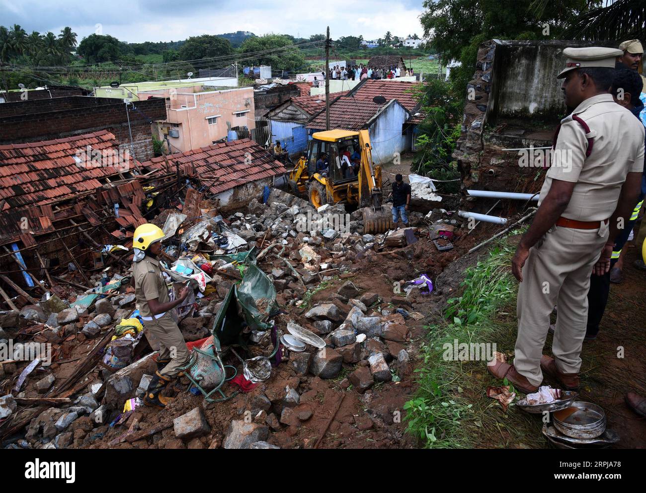 191202 -- TAMIL NADU INDE, 2 décembre 2019 Xinhua -- des sauveteurs inspectent les débris de maisons effondrées dans le village de Nadur dans le district de Coimbatore, à environ 500 km au sud-ouest de Chennai, la capitale du Tamil Nadu, en Inde, le 2 décembre 2019. Avec la récupération de deux autres corps dans les débris de maisons effondrées, le nombre de morts dans l'État indien du Tamil Nadu, dans le sud du pays, est passé à 17 lundi, ont déclaré des responsables. Str/Xinhua INDE-TAMIL NADU-EFFONDREMENT DES MAISONS-NOMBRE DE MORTS PUBLICATIONxNOTxINxCHN Banque D'Images