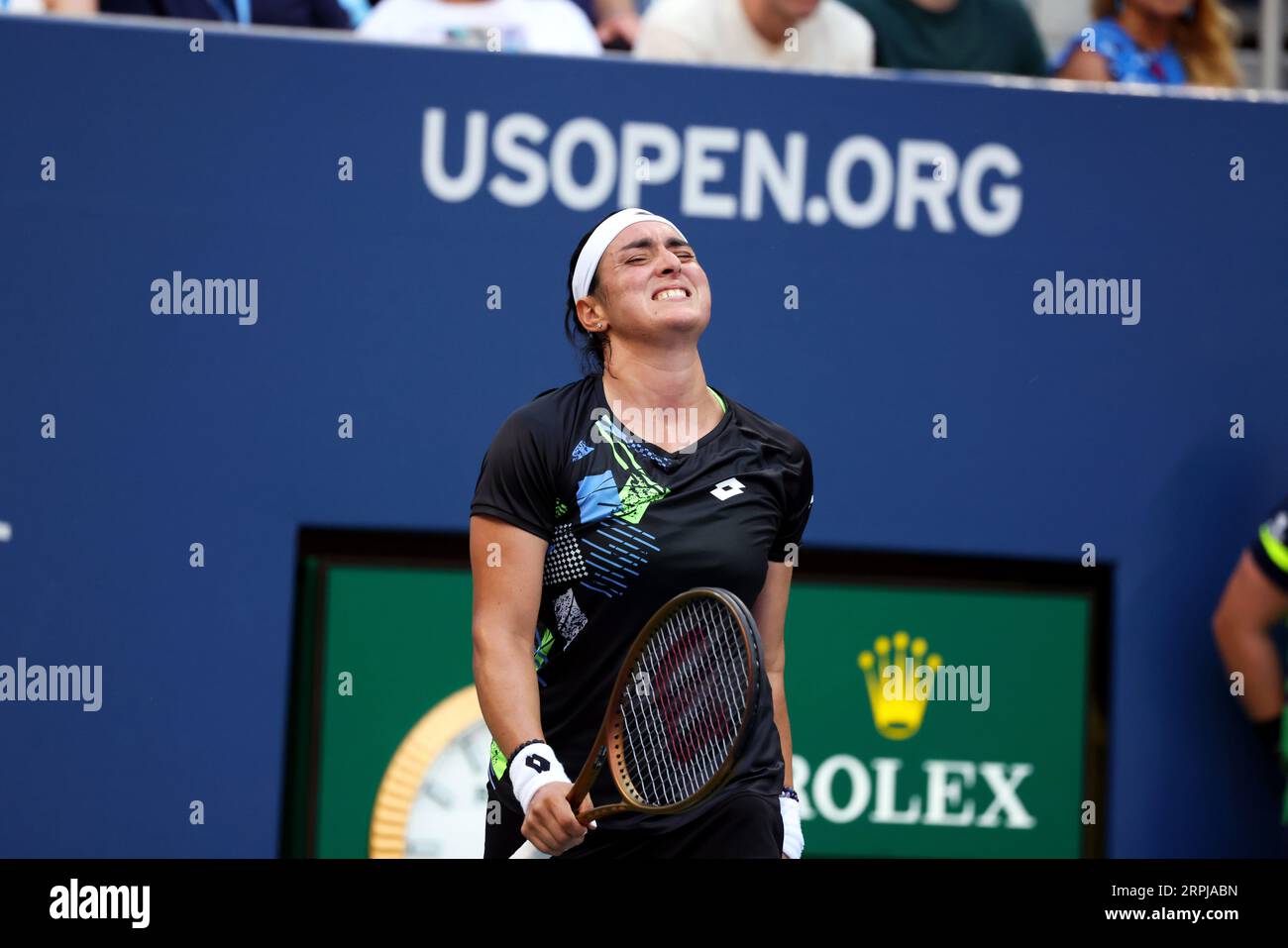 New York, États-Unis. 04 septembre 2023. ONS Jabeur, de Tunisie, grimace après avoir perdu un point lors de son match de quatrième ronde contre Qinwen Zheng, de Chine, à l’US Open. Zheng a contrarié Jabeur dans des sets droits. Photographie par crédit : Adam Stoltman/Alamy Live News Banque D'Images