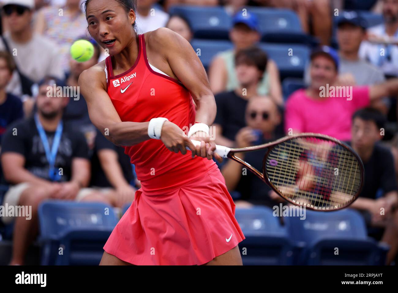 New York, États-Unis. 04 septembre 2023. Qinwen Zheng, de Chine, lors de sa victoire bouleversée contre la 5e place, ONS Jabeur, de Tunisie, dans leur match de quatrième ronde à l’US Open. Photographie par crédit : Adam Stoltman/Alamy Live News Banque D'Images