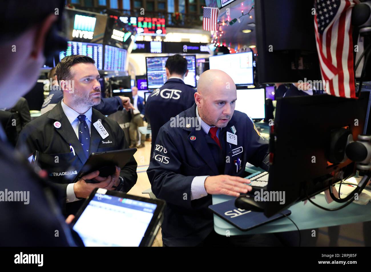 191204 -- NEW YORK, le 4 décembre 2019 -- les commerçants travaillent à la Bourse de New York, aux États-Unis, le 3 décembre 2019. Les actions américaines ont clôturé à la baisse mardi alors que les investisseurs surveillaient le dernier développement des questions commerciales entre les États-Unis et ses principaux partenaires commerciaux. La moyenne industrielle du Dow Jones a diminué de 280,23 points, ou 1,01 %, pour atteindre 27 502,81. Le S&P 500 a chuté de 20,67 points, soit 0,66 %, à 3 093,20. L’indice composite Nasdaq a baissé de 47,34 points, ou 0,55 %, pour s’établir à 8 520,64. U.S.-NEW YORK-STOCKS WangxYing PUBLICATIONxNOTxINxCHN Banque D'Images