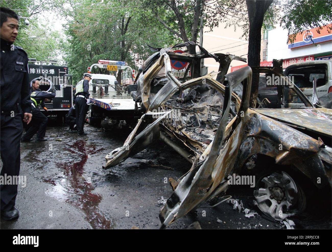 191205 -- BEIJING, 5 décembre 2019 -- le 22 mai 2014, cinq terroristes à bord de deux véhicules ont franchi les clôtures en bordure de route, ont pénétré la foule et ont déclenché des engins explosifs sur un marché de la rue Gongyuanbei à Urumqi, dans la région autonome ouïgoure du Xinjiang du nord-ouest de la Chine, faisant 39 morts et 94 blessés. L'approbation de la soi-disant loi ouïghour sur la politique des droits de l'homme de 2019 par la Chambre des représentants des États-Unis le 3 décembre, heure locale, était un dénigrement et une critique déraisonnable de la situation des droits de l'homme, de la lutte contre le terrorisme et des mesures de déradicalisation au Xinjiang. Ces mesures au Xinjiang Banque D'Images 191205 -- BEIJING, 5 décembre 2019 -- le 22 mai 2014, cinq terroristes à bord de deux véhicules ont franchi les clôtures en bordure de route, ont pénétré la foule et ont déclenché des engins explosifs sur un marché de la rue Gongyuanbei à Urumqi, dans la région autonome ouïgoure du Xinjiang du nord-ouest de la Chine, faisant 39 morts et 94 blessés. L'approbation de la soi-disant loi ouïghour sur la politique des droits de l'homme de 2019 par la Chambre des représentants des États-Unis le 3 décembre, heure locale, était un dénigrement et une critique déraisonnable de la situation des droits de l'homme, de la lutte contre le terrorisme et des mesures de déradicalisation au Xinjiang. Ces mesures au Xinjiang Banque D'Images
