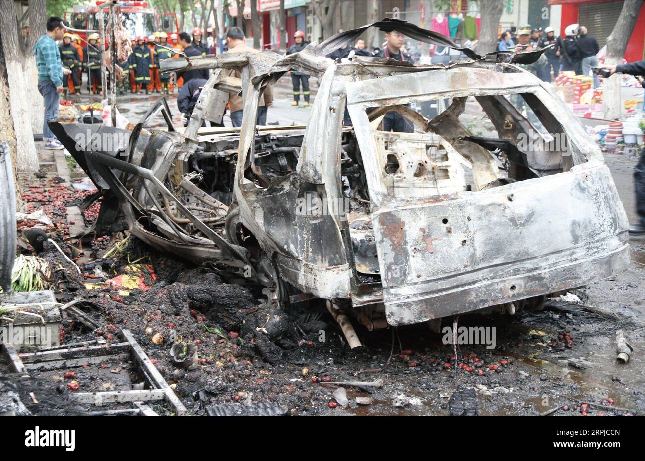 191205 -- BEIJING, 5 décembre 2019 -- le 22 mai 2014, cinq terroristes à bord de deux véhicules ont franchi les clôtures en bordure de route, ont pénétré la foule et ont déclenché des engins explosifs sur un marché de la rue Gongyuanbei à Urumqi, dans la région autonome ouïgoure du Xinjiang du nord-ouest de la Chine, faisant 39 morts et 94 blessés. L'approbation de la soi-disant loi ouïghour sur la politique des droits de l'homme de 2019 par la Chambre des représentants des États-Unis le 3 décembre, heure locale, était un dénigrement et une critique déraisonnable de la situation des droits de l'homme, de la lutte contre le terrorisme et des mesures de déradicalisation au Xinjiang. Ces mesures au Xinjiang Banque D'Images 191205 -- BEIJING, 5 décembre 2019 -- le 22 mai 2014, cinq terroristes à bord de deux véhicules ont franchi les clôtures en bordure de route, ont pénétré la foule et ont déclenché des engins explosifs sur un marché de la rue Gongyuanbei à Urumqi, dans la région autonome ouïgoure du Xinjiang du nord-ouest de la Chine, faisant 39 morts et 94 blessés. L'approbation de la soi-disant loi ouïghour sur la politique des droits de l'homme de 2019 par la Chambre des représentants des États-Unis le 3 décembre, heure locale, était un dénigrement et une critique déraisonnable de la situation des droits de l'homme, de la lutte contre le terrorisme et des mesures de déradicalisation au Xinjiang. Ces mesures au Xinjiang Banque D'Images