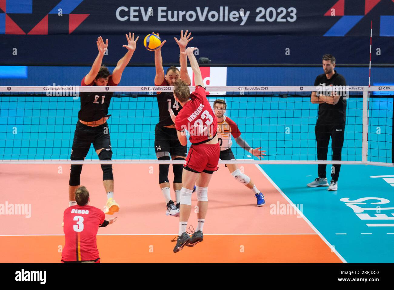 Ancône, Italie. 03 septembre 2023. Ferre Reggers de Belgique (R), Moritz Karlitzek (C) et Tobias Krick (L) d'Allemagne vus en action lors de la dernière journée 5 du Championnat d'Europe de volleyball masculin 2023 entre l'Allemagne et la Belgique à Palaprometeo. Score final ; Allemagne 3:2 Belgique. Crédit : SOPA Images Limited/Alamy Live News Banque D'Images