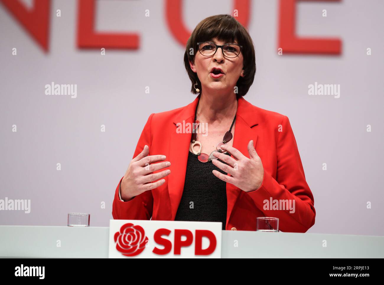 191206 -- BERLIN, le 6 décembre 2019 -- Saskia Esken, un des dirigeants élus du Parti social-démocrate allemand, prononce un discours lors du congrès du parti SPD à Berlin, en Allemagne, le 6 décembre 2019. Shan Yuqi ALLEMAGNE-BERLIN-SPD-CONVENTION DanxYuqi PUBLICATIONxNOTxINxCHN Banque D'Images