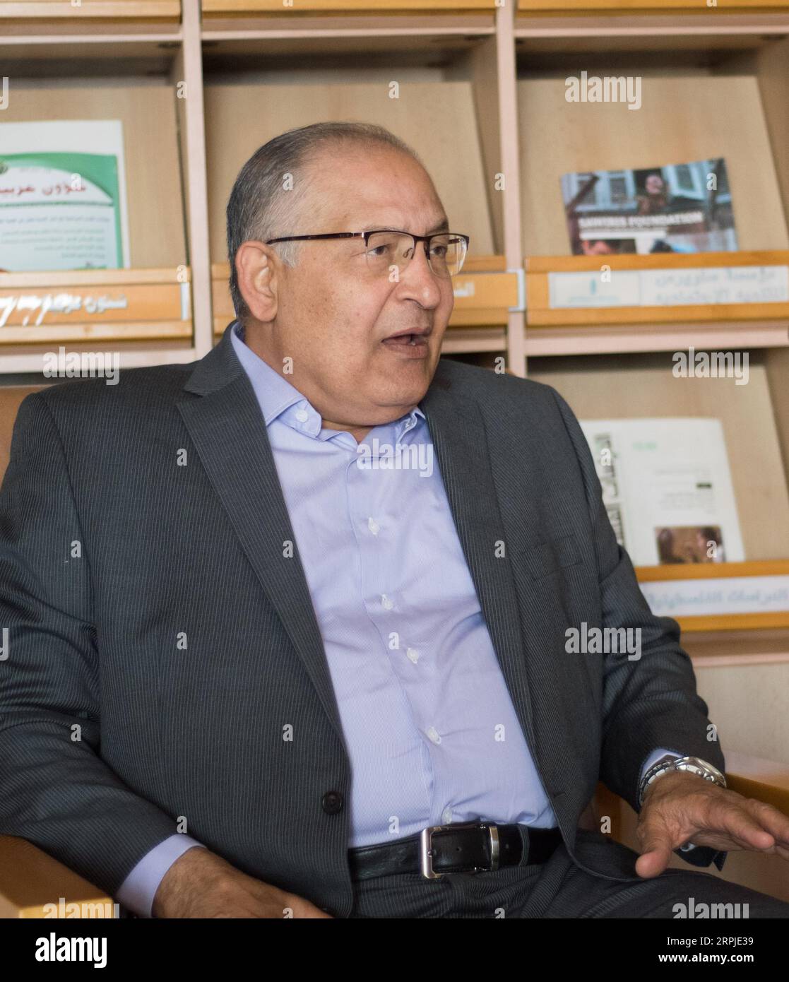 191206 -- LE CAIRE, le 6 décembre 2019 -- Ezzat Saad, directeur du Conseil égyptien des affaires étrangères ECFA, prend la parole lors d'une interview au Caire, en Égypte, le 4 décembre 2019. Le Forum sur la sécurité au Moyen-Orient organisé par la Chine a été une occasion importante d'identifier les problèmes de la région et de discuter des moyens de coopération avec la partie chinoise pour trouver des solutions, a déclaré Ezzat Saad dans une récente interview exclusive accordée à Xinhua. TO GO WITH Interview : le forum de sécurité du Mideast à Pékin souligne le rôle de la Chine dans la promotion de la sécurité régionale : le responsable égyptien EGYPTE-CAIRE-MOYEN-ORIENT FORUM DE SÉCURITÉ-DIRECTEUR DE L'ECFA Banque D'Images