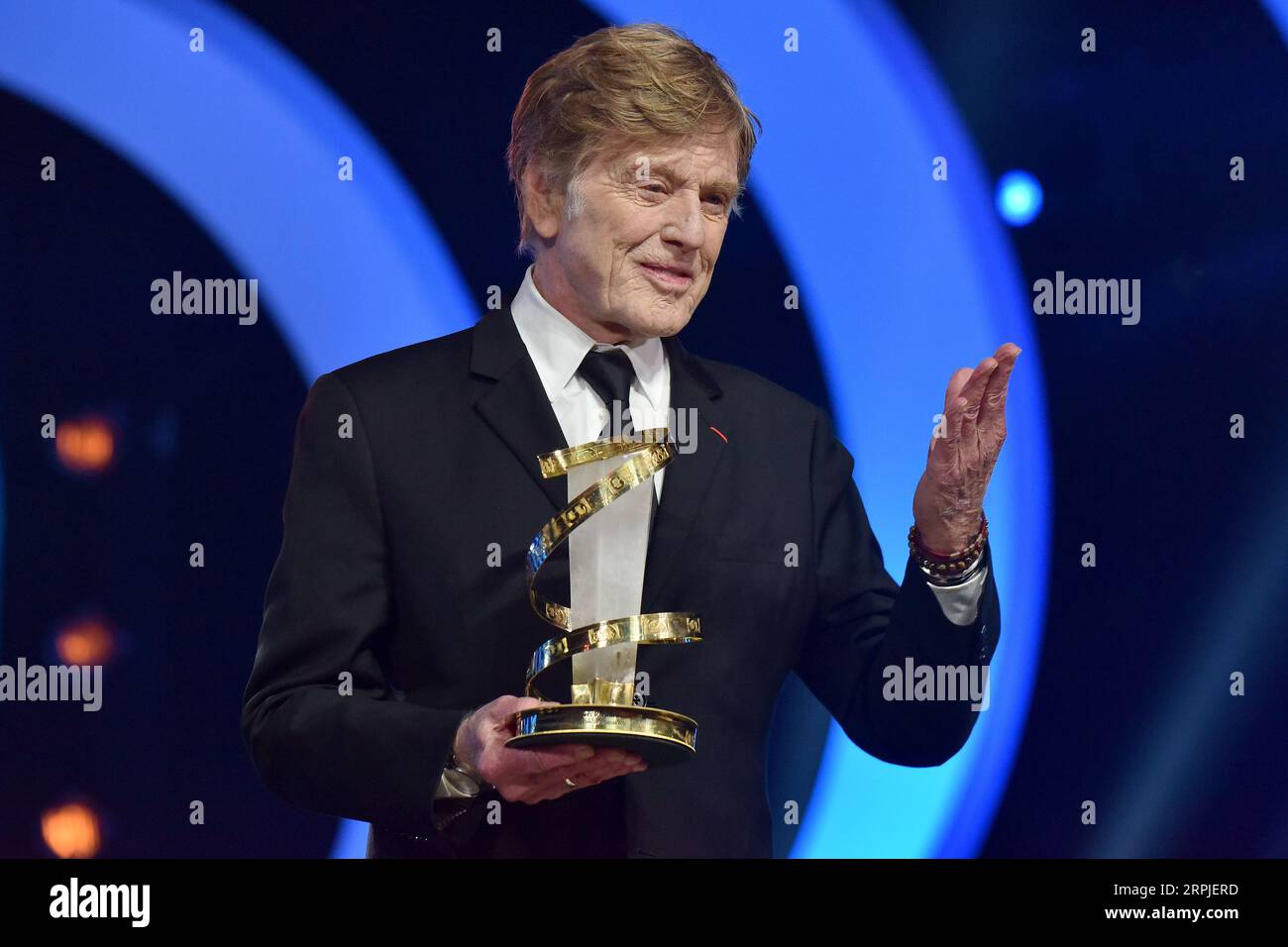 191207 -- MARRAKECH, 7 décembre 2019 -- Robert Redford pose après avoir reçu un hommage de carrière au 18e Festival International du film de Marrakech à Marrakech, Maroc, le 6 décembre 2019. La 18e édition du Festival International du film de Marrakech du Maroc a débuté vendredi soir avec la présence de stars de cinéma de différents pays. Au total, 14 films seront en compétition officielle de cette édition du festival, qui rendra hommage à l’acteur américain Robert Redford. Photo de Chadi/Xinhua MAROC-MARRAKECH-FILM FESTIVAL-TRIBUTE-ROBERT REDFORD ChenxBinjie PUBLICATIONxNOTxINxCHN Banque D'Images