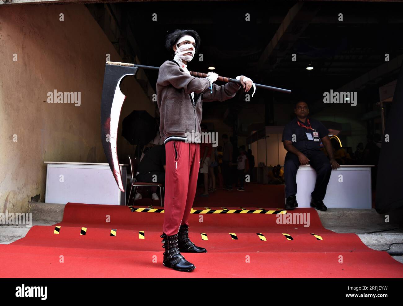 191207 -- MUMBAI, 7 décembre 2019 Xinhua -- Un cosplayer pose pour une photo lors de la 9e Bombay Comic con 2019 au Bombay Exhibition Centre à Mumbai, Inde, le 7 décembre 2019. Photo Fariha Farooqui/Xinhua INDIA-MUMBAI-COMIC CON 2019 PUBLICATIONxNOTxINxCHN Banque D'Images