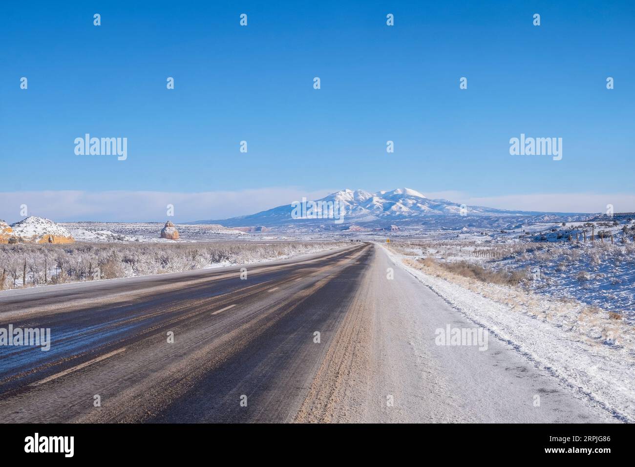 Neige sur la route dans les montagnes de la Sal le long de la frontière de l'État Utah-Colorado Banque D'Images