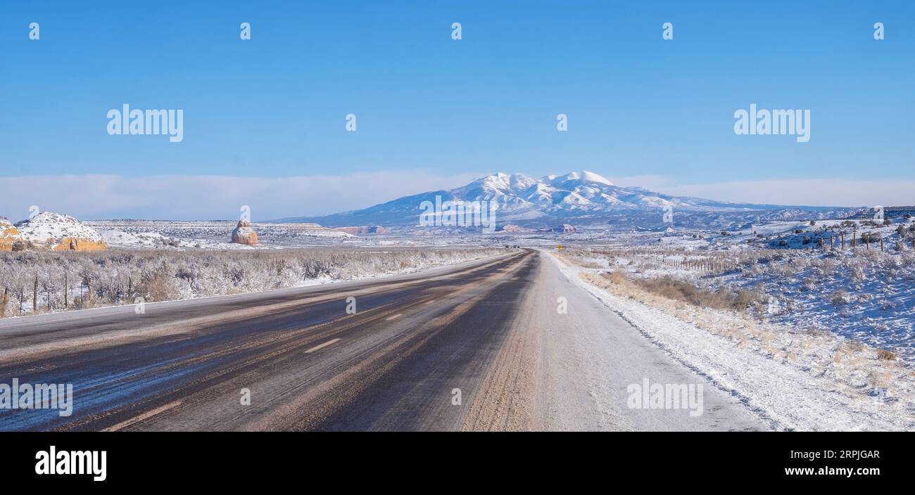 Neige sur la route dans les montagnes de la Sal le long de la frontière de l'État Utah-Colorado Banque D'Images