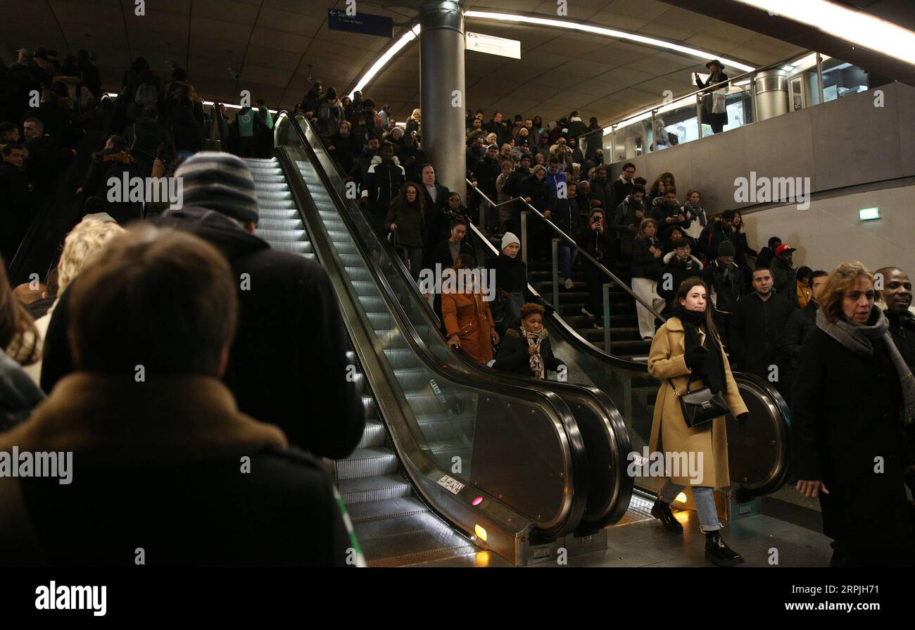 191211 -- PARIS, 11 décembre 2019 -- les gens font la queue pour entrer et sortir d'une station de métro à Paris, France, 10 décembre 2019. Les travailleurs français des transports ont quitté leur emploi, se rendant dans les services de train, de métro et de bus mardi pour la sixième journée consécutive, tandis que des fonctionnaires, des enseignants et des étudiants se sont joints à la grève pour plier le gouvernement sur son plan de réforme du système de retraite du pays. FRANCE-PARIS-GRÈVE SUR LA RÉFORME DES RETRAITES-TRAFIC GAOXJING PUBLICATIONXNOTXINXCHN Banque D'Images