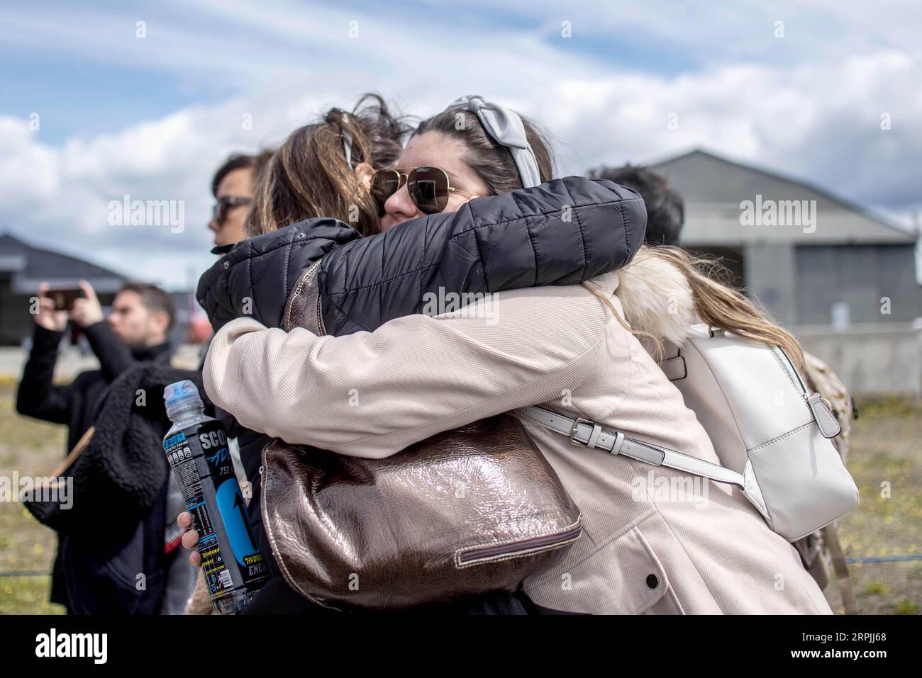 191212 -- SANTIAGO, le 12 décembre 2019 -- des proches des personnes à bord de l'avion disparu arrivent à la base aérienne de Chabunco au Chili, le 11 décembre 2019. L'armée de l'air chilienne a signalé qu'elle avait perdu la trace d'un avion avec 38 personnes à bord. L'avion était en route de la ville méridionale de Punta Arenas à l'Antarctique avec 17 membres d'équipage et 21 passagers à bord, a-t-il dit. Agencia Uno via Xinhua CHILI-AVIONS MILITAIRES APPARENTÉS yinnan PUBLICATIONxNOTxINxCHN Banque D'Images