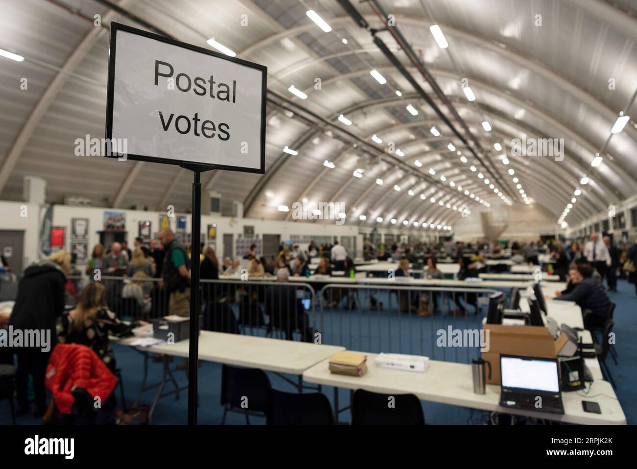 191213 -- LONDRES, le 13 décembre 2019 -- dépouillement des bulletins de vote pour l'élection générale à l'Université Brunel à Uxbridge, Londres, Grande-Bretagne, le 12 décembre 2019. Un sondage de sortie publié après la clôture du vote aux élections britanniques jeudi soir suggère que les conservateurs sont en bonne voie pour gagner une majorité parlementaire massive. Photo de Ray Tang/Xinhua GRANDE-BRETAGNE-LONDRES-ÉLECTIONS GÉNÉRALES-COMPTAGE DES VOTES HanxYan PUBLICATIONxNOTxINxCHN Banque D'Images