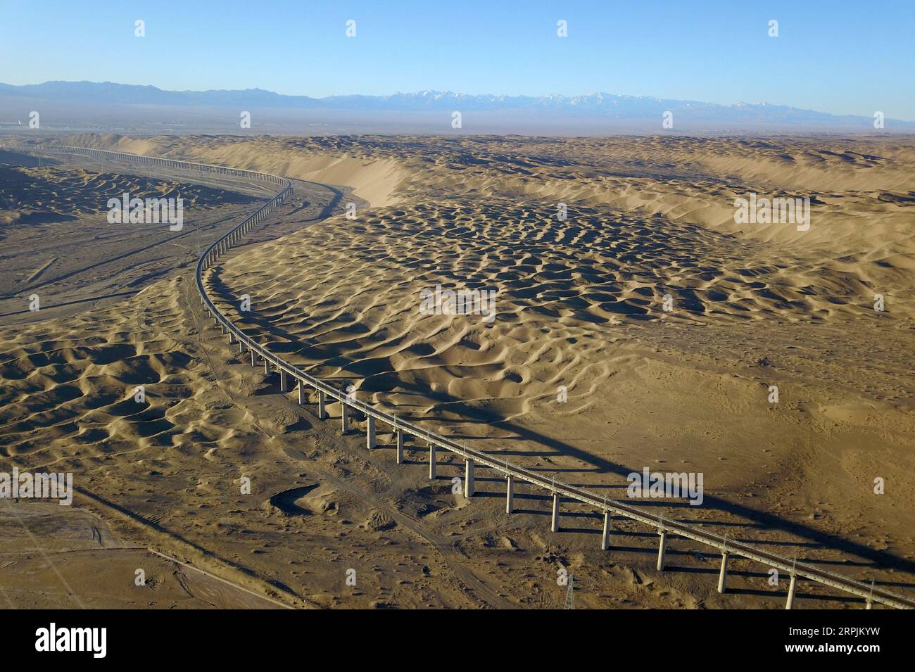 191213 -- AKSAY, 13 décembre 2019 -- une photo aérienne prise le 11 décembre 2019 montre le paysage du grand pont de Shashangou dans le comté autonome kazak d'Aksay, dans le nord-ouest de la province du Gansu. Le grand pont est une difficulté d'ingénierie sur le chemin de fer reliant la ville de Dunhuang, province du Gansu au nord-ouest de la Chine, et la ville de Golmud, province du Qinghai au nord-ouest de la Chine, qui devrait être mis en service en décembre. CHINA-GANSU-AKSAY-BRIDGE CN FanxPeishen PUBLICATIONxNOTxINxCHN Banque D'Images