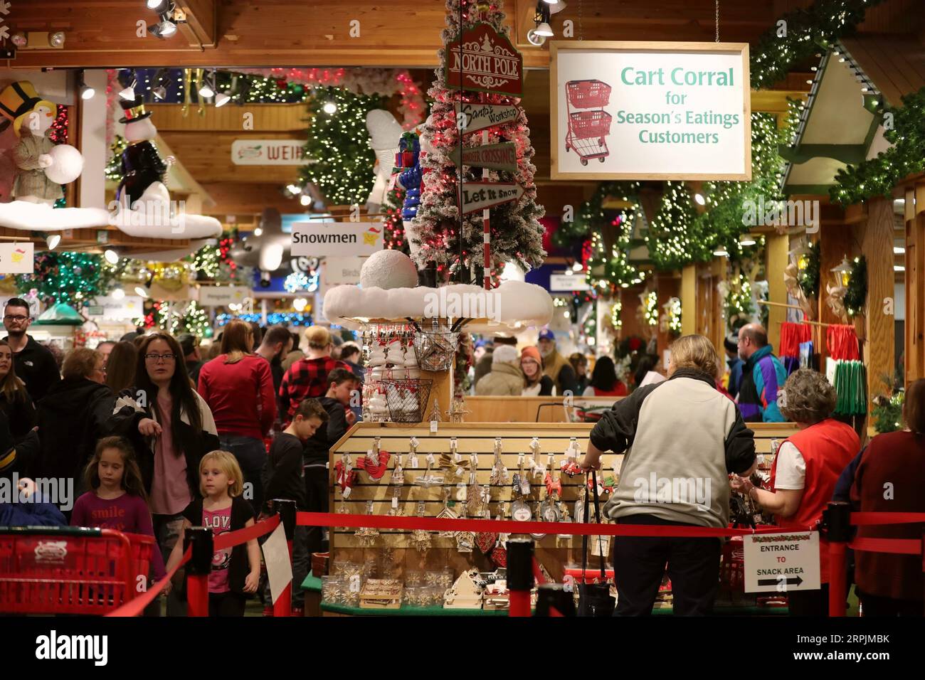 191214 -- BEIJING, 14 décembre 2019 -- les clients achètent chez Bronner s Christmas Wonderland à Frankenmuth, dans l'État du Michigan, aux États-Unis, le 16 novembre 2019. Xinhua Headlines : Across the Pacific -- Un conte de deux marchés de Noël WangxPing PUBLICATIONxNOTxINxCHN Banque D'Images