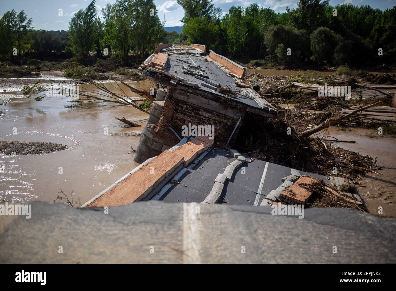 Aldea Del Fresno, Espagne. 04 septembre 2023. Une partie du pont de la Pedrera détruit, après l'inondation de la rivière Alberche dans la ville d'Aldea del Fresno. Une DANA (Dépression isolée à des niveaux élevés) a provoqué des pluies continues, affectant la zone sud-est de la Communauté de Madrid dans des villes telles que Aldea del Fresno, Villamanta, Villamantilla, Villanueva de Perales, El Álamo et Navalcarnero. (Photo Luis Soto/SOPA Images/Sipa USA) crédit : SIPA USA/Alamy Live News Banque D'Images