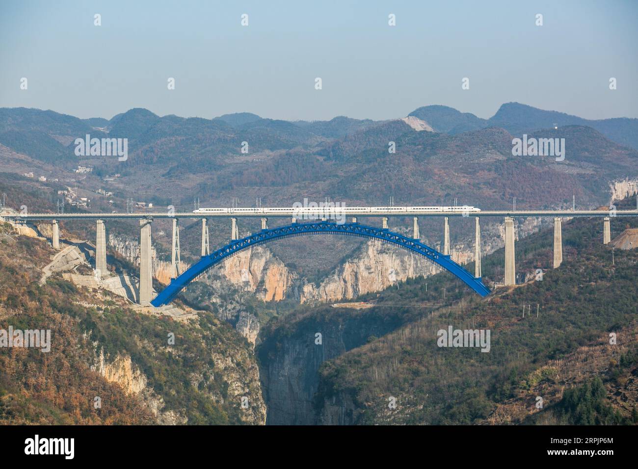 191217 -- PÉKIN, 17 décembre 2019 -- une photo aérienne prise le 16 décembre 2019 montre un train à grande vitesse circulant sur le grand pont de la rivière Xixi de la voie ferrée Chengdu-Guiyang dans le sud-ouest de la Chine, dans la province du Guizhou. La ligne ferroviaire à grande vitesse Chengdu-Guiyang de 648 km de long, un élément important du plan ambitieux de la Chine visant à construire un réseau ferroviaire à grande vitesse à travers le pays, a été lancée lundi. PHOTOS XINHUA DU JOUR YangxWenbin PUBLICATIONxNOTxINxCHN Banque D'Images