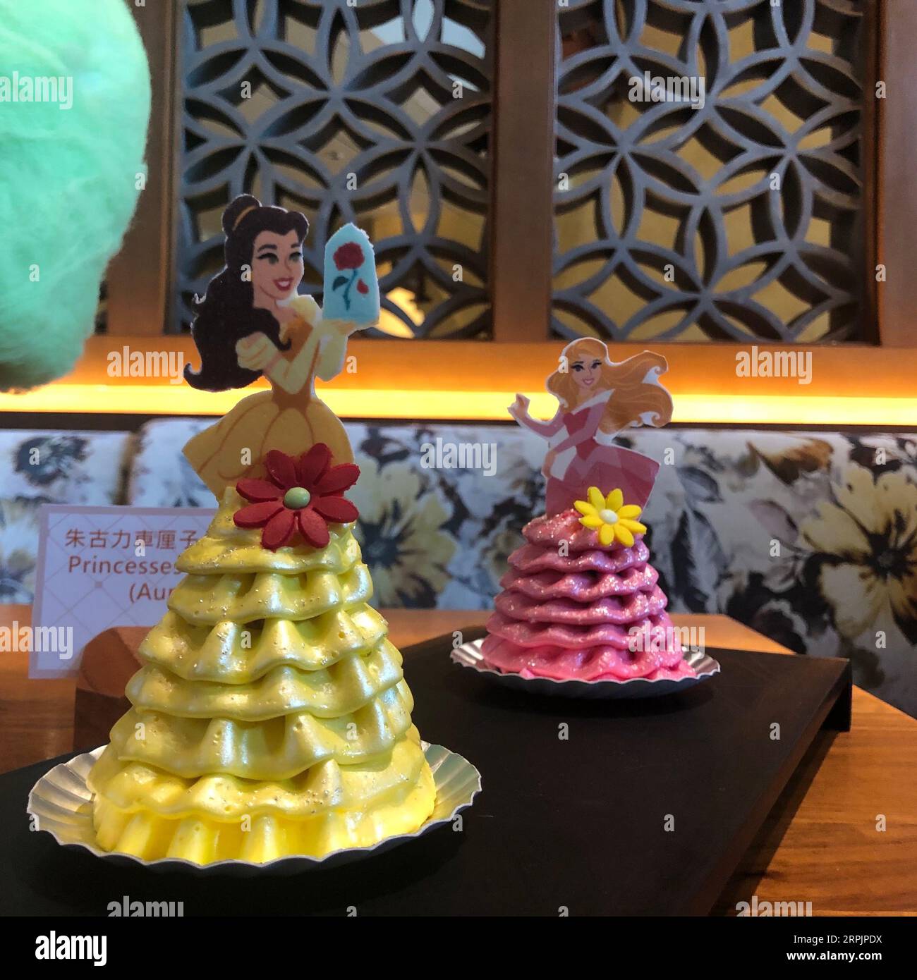 191217 -- HONG KONG, 17 décembre 2019 -- photo prise le 16 décembre 2019 montre des desserts mettant en vedette Disney Princess lors d'un événement de promotion du Hong Kong Disneyland Resort HKDR dans le sud de la Chine à Hong Kong. Alors que les troubles sociaux prolongés continuent de frapper l économie de Hong Kong, en particulier le secteur du tourisme, la HKDR a prévu d attirer plus de visiteurs en 2020 avec de nouvelles séries gastronomiques. CHINA-HONG KONG-DISNEYLAND-NEW GOURMET FOOD-VISITORS CN ZHUXYUXUAN PUBLICATIONXNOTXINXCHN Banque D'Images