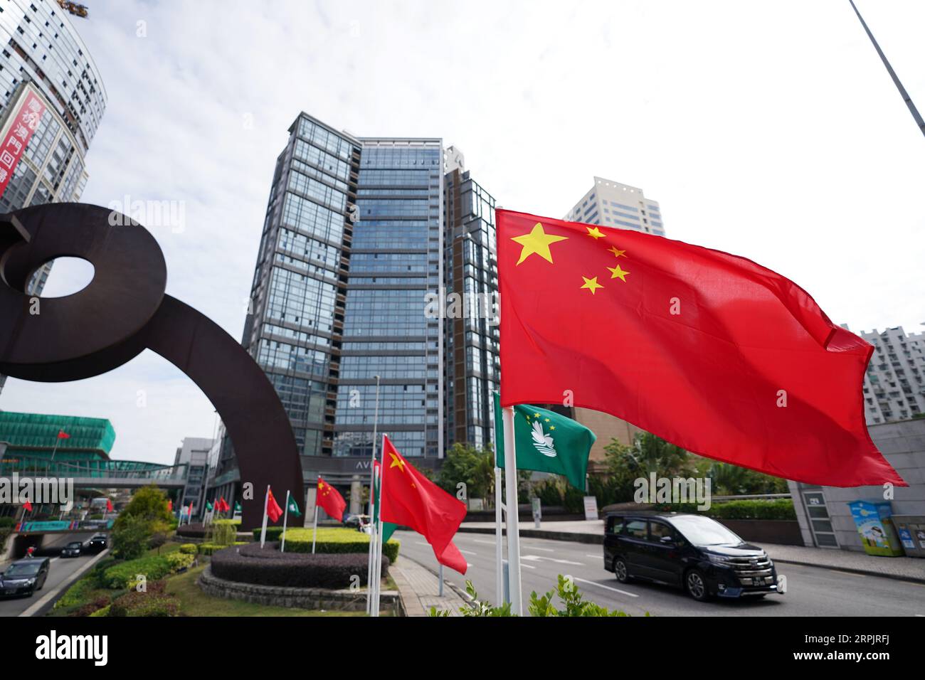 191218 -- MACAO, le 18 décembre 2019 -- les drapeaux nationaux de la Chine et les drapeaux de la région administrative spéciale de Macao sont vus près du monument de l Arc oriental à Macao, dans le sud de la Chine, le 17 décembre 2019. Au cours des deux dernières décennies, la région administrative spéciale a fait de grands progrès en matière de développement économique et est parvenue à la prospérité et à la stabilité en vertu du principe un pays, deux systèmes. CHINE-MACAO-VIE QUOTIDIENNE CN WangxShen PUBLICATIONxNOTxINxCHN Banque D'Images