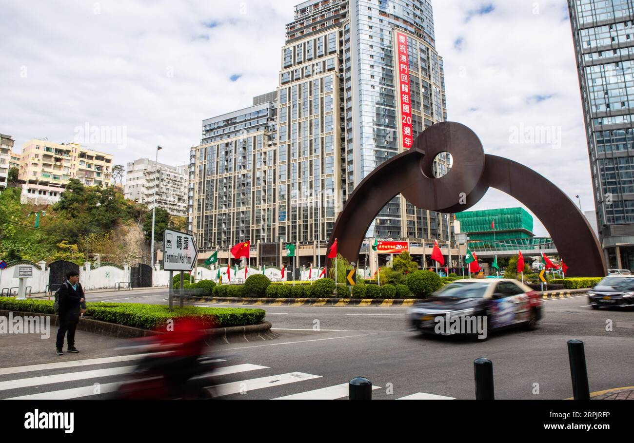 191218 -- MACAO, 18 décembre 2019 -- la photo prise le 18 décembre 2019 montre une vue près du monument de l'Arc oriental à Macao, dans le sud de la Chine. Au cours des deux dernières décennies, la région administrative spéciale a fait de grands progrès en matière de développement économique et est parvenue à la prospérité et à la stabilité en vertu du principe un pays, deux systèmes. CHINE-MACAO-VIE QUOTIDIENNE CN LixJing PUBLICATIONxNOTxINxCHN Banque D'Images