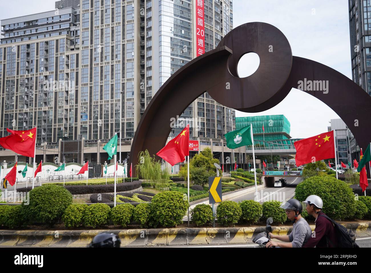 191218 -- MACAO, le 18 décembre 2019 -- les drapeaux nationaux de la Chine et les drapeaux de la région administrative spéciale de Macao sont vus près du monument de l Arc oriental à Macao, dans le sud de la Chine, le 17 décembre 2019. Au cours des deux dernières décennies, la région administrative spéciale a fait de grands progrès en matière de développement économique et est parvenue à la prospérité et à la stabilité en vertu du principe un pays, deux systèmes. CHINE-MACAO-VIE QUOTIDIENNE CN WangxShen PUBLICATIONxNOTxINxCHN Banque D'Images