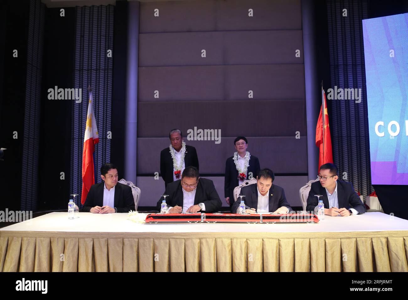 191218 -- MANILLE, 18 décembre 2019 -- Junn Magno 2nd L, front, directeur général des chemins de fer nationaux philippins PNR, et Wang Qiaolin 2nd R, front, directeur général adjoint de la China Railway Rolling stock Corporation CRRC Zhuzhou Locomotive Co., Ltd., signent le contrat sur l'achat de trains à Manille, aux Philippines, le 18 décembre 2019. La Chine et les Philippines ont signé mercredi un accord sur l’achat de trains, les Philippines important pour la première fois des trains de fabrication chinoise. Selon le contrat signé par le fabricant de matériel roulant chinois CRRC Zhuzhou Locomotive Co., Ltd. Et Philip Banque D'Images