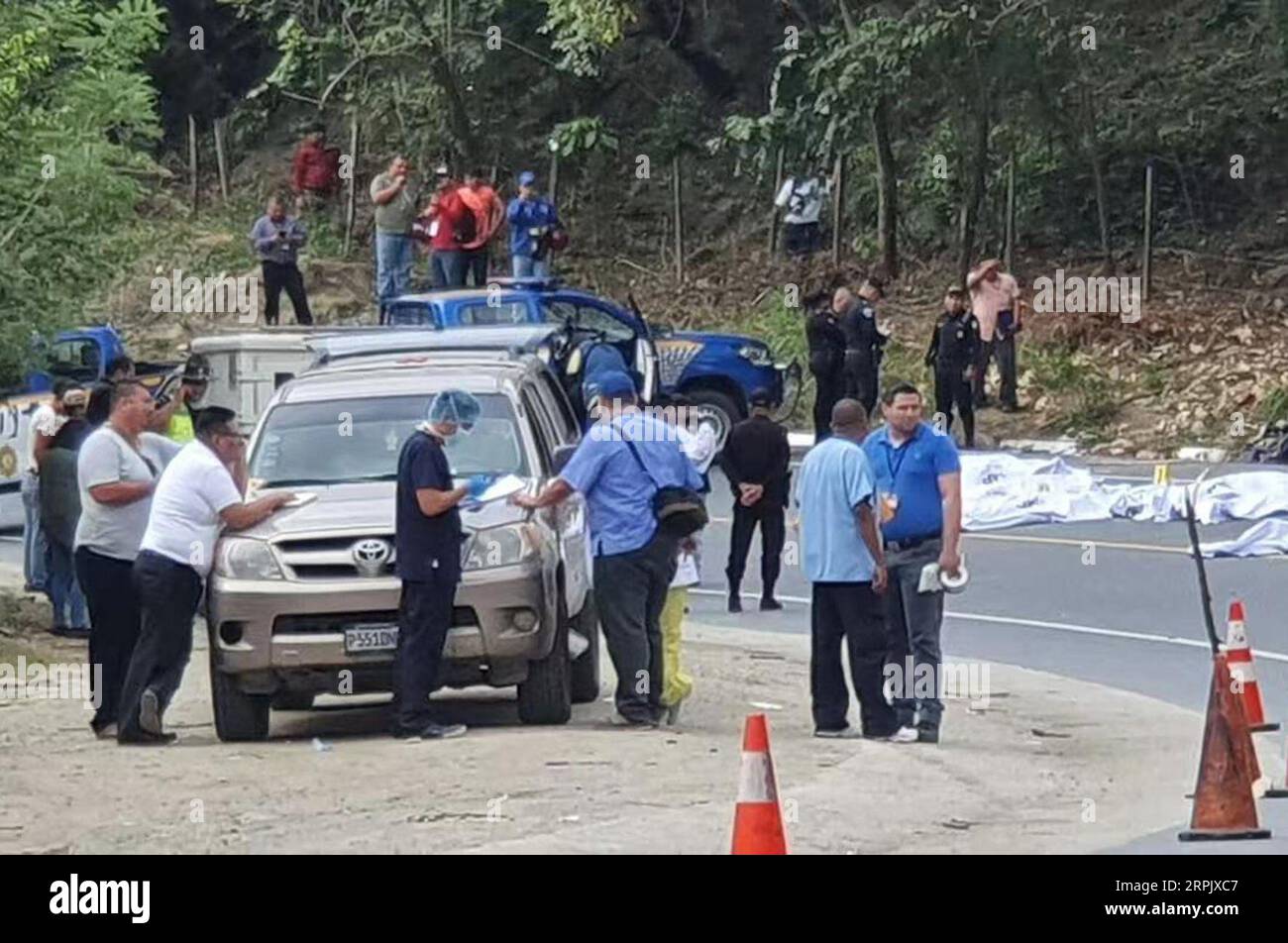 191222 -- ZACAPA, 22 décembre 2019 -- cette image prise avec un appareil mobile montre des sauveteurs travaillant sur le site de la collision d'un autobus et d'un tracteur-remorque dans le département de Zacapa, au nord-est du Guatemala, le 21 décembre 2019. Au moins 21 personnes sont mortes après la collision d'un bus avec un tracteur-remorque samedi dans le département de Zacapa, au nord-est du Guatemala, a annoncé le ministère public du pays. /Xinhua GUATEMALA-ZACAPA-ACCIDENT-BUS STR PUBLICATIONxNOTxINxCHN Banque D'Images