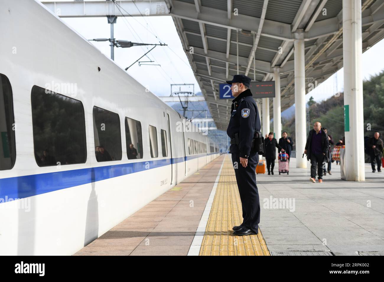191223 -- JINZHAI, le 23 décembre 2019 -- le policier Zhang Siyi travaille à la gare ferroviaire de Jinzhai dans le comté de Jinzhai, province de l'Anhui dans l'est de la Chine, le 19 décembre 2019. La gare de Jinzhai est située au fond des montagnes de Dabie, où huit jeunes policiers âgés en moyenne de moins de 29 ans et trois policiers de haut rang se tiennent à leurs postes pour sécuriser le transport des passagers. CHINA-ANHUI-JINZHAI GARE-POLICIERS CN ZHANGXDUAN PUBLICATIONXNOTXINXCHN Banque D'Images