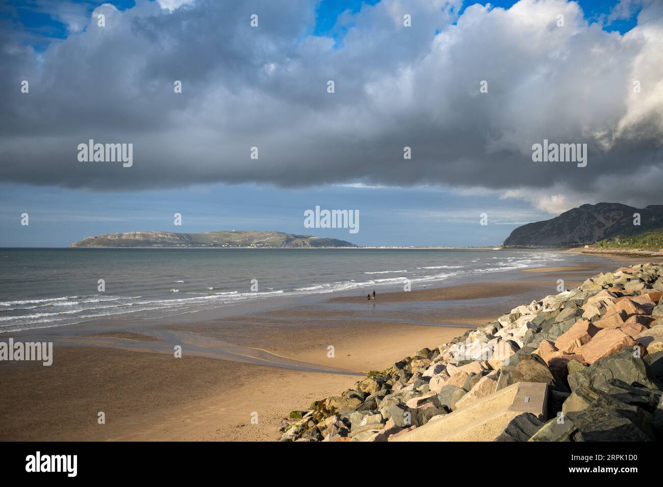 Plage à Penmaenmawr dans le nord du pays de Galles, regardant vers Llandudno et le Grand Orme, par une agréable soirée d'été. Banque D'Images