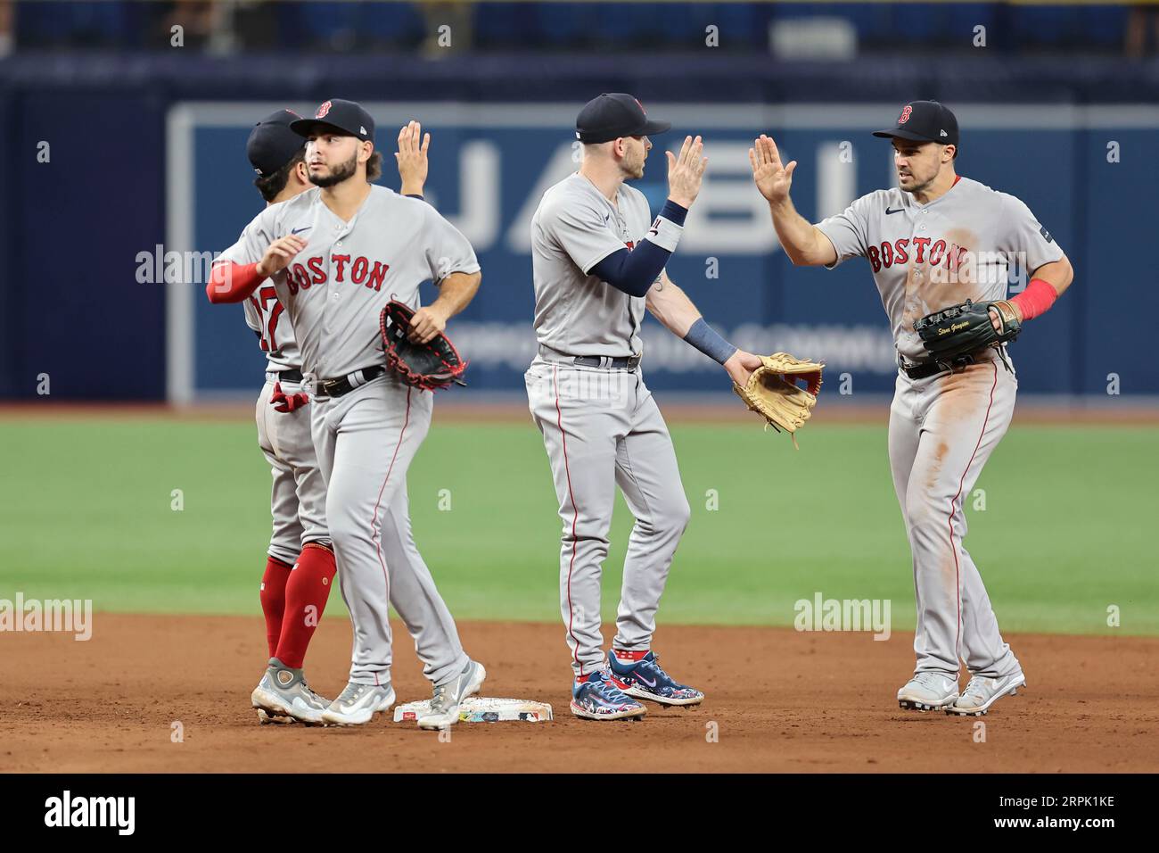 St. Petersburg, FL États-Unis ; poignées de main pour les vainqueurs alors que les joueurs des Red Sox de Boston donnent cinq coups de main alors qu'ils se dirigent vers le pige après un match de MLB contre le Banque D'Images