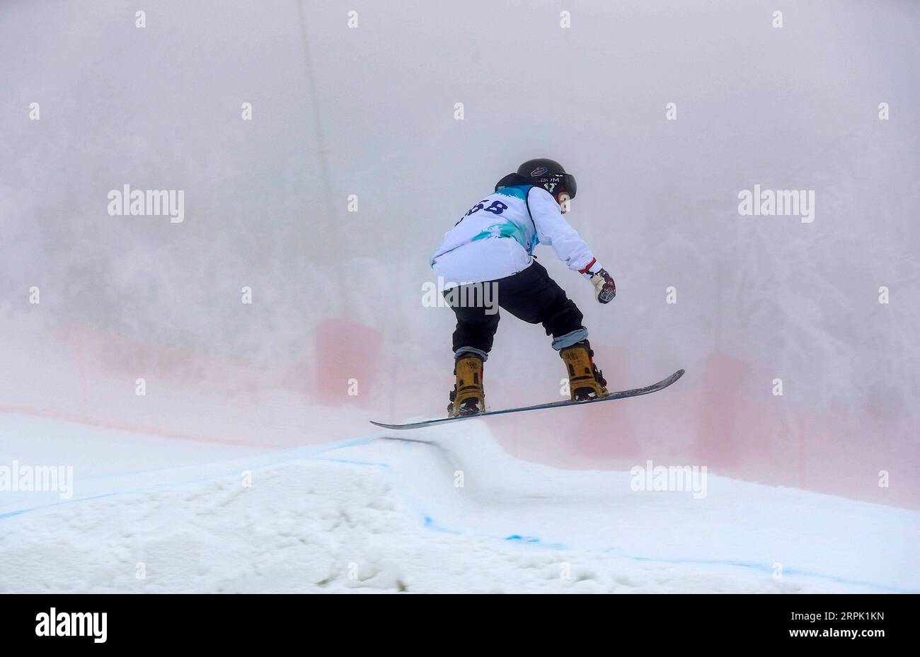 191225 -- CHENGDU, 25 décembre 2019 -- Un fan skie sur un terrain de ski sur la montagne de neige de Xiling à Chengdu, dans la province du Sichuan du sud-ouest de la Chine, 24 décembre 2019. Un festival Ice & Snow a ouvert ses portes mardi. CHINE-SICHUAN-XILING NEIGE MONTAGNE-GLACE ET NEIGE FESTIVAL CN JIANGXHONGJING PUBLICATIONXNOTXINXCHN Banque D'Images