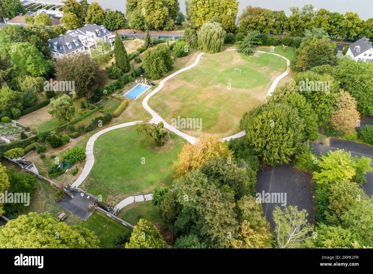 Vue aérienne drone du parc à Bonn Bad godesberg l'ancienne capitale de l'Allemagne avec quartier typique de maison allemande. Banque D'Images