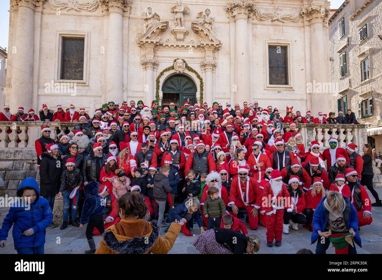 191226 -- DUBROVNIK CROATIE, 26 décembre 2019 -- des membres du club de moto vêtus du costume du Père Noël posent pour une photo de groupe lors des célébrations de Noël dans la vieille ville de Dubrovnik, Croatie, le 26 décembre 2019. /Pixsell via Xinhua CROATIE-DUBROVNIK-PÈRE NOËL-MOTARDS PILOTES GrgoxJelavic PUBLICATIONxNOTxINxCHN Banque D'Images